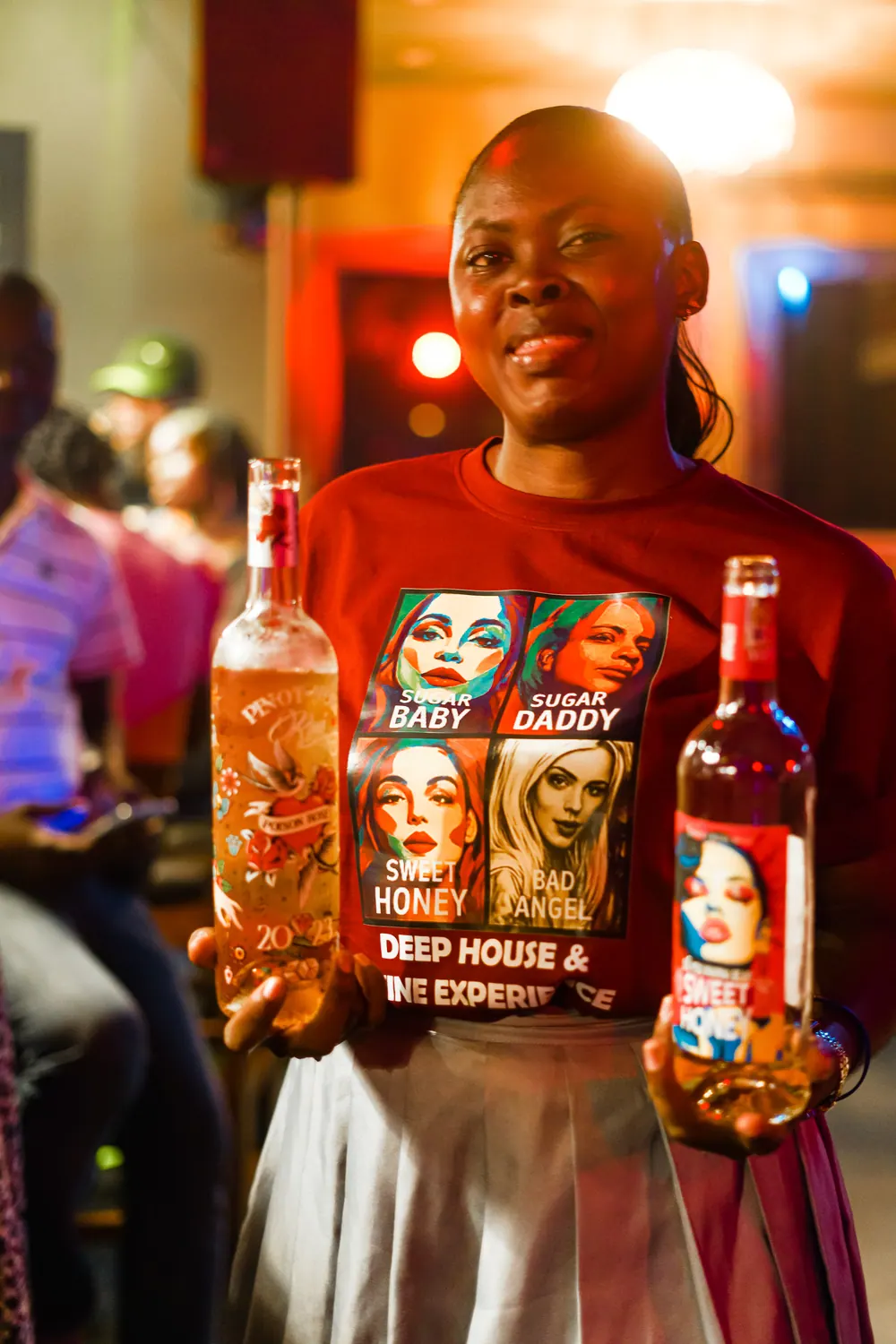 Hôtesse 2FC présentant les vins Sugar Baby et Sugar Daddy