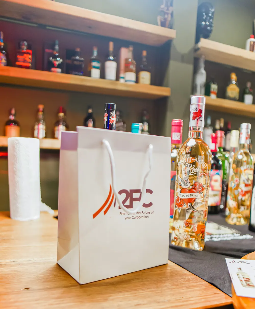 Sac cadeau 2FC et bouteille sur le bar