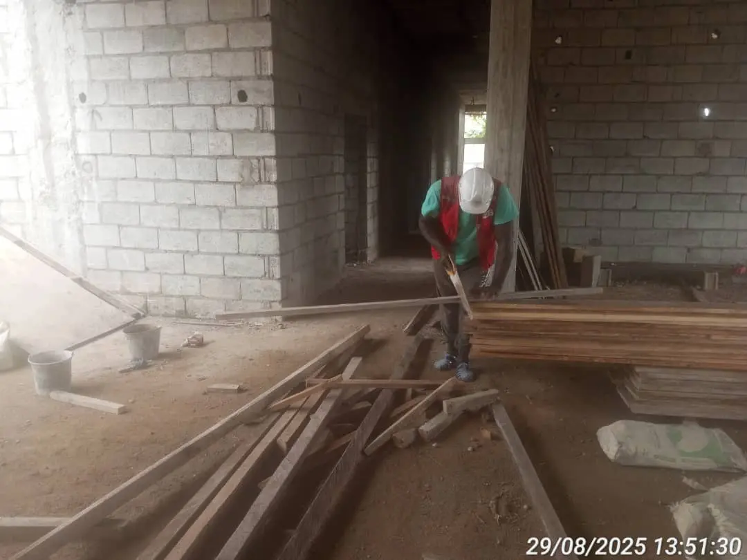 Préparation des bois de coffrage à l’intérieur du bâtiment
