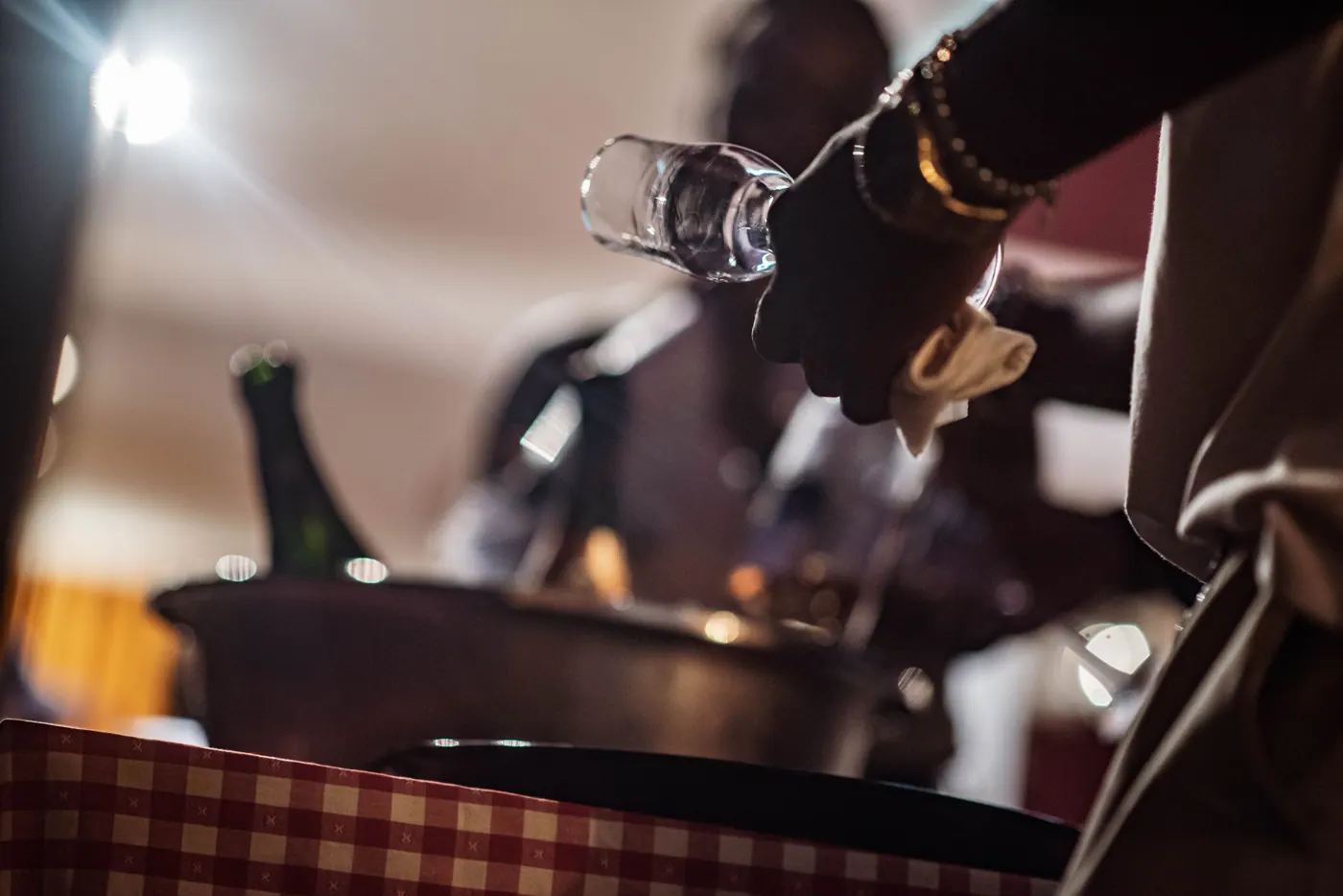 Service au seau pendant le dîner
