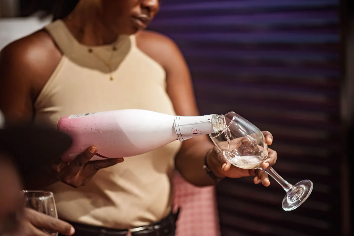 Service d’un verre de crémant rosé